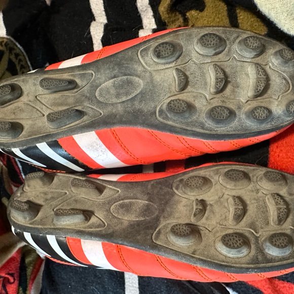 Youth size 5 Soccer cleats - Picture 3 of 3